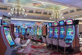 vip666 ကတ်ဂိမ်း Mobile App — ဖုန်းဖြင့် Poker ကစားနေသောမြင်ကွင်း